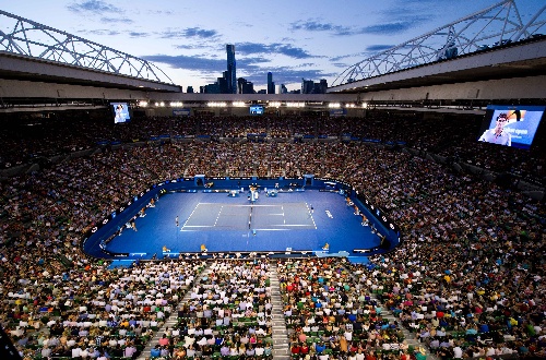 (体育)(6)网球——澳网:费德勒晋级 1月17日,观众们在罗德拉沃球场