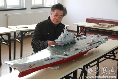 武昌巧匠吴国顺200比1复制航母模型 耗时2年(图)