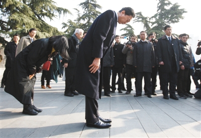 昨日，鸠山由纪夫来到侵华日军南京大屠杀遇难同胞纪念馆参观，在刻有30万遇难同胞字样的石碑前低首默哀。泱波 摄