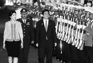 安倍访泰国与泰总理英拉检阅仪仗队.