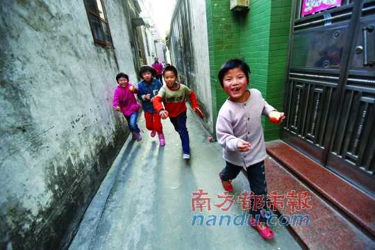 广东一教师收养8孤儿 怕被取缔无勇气申请转正