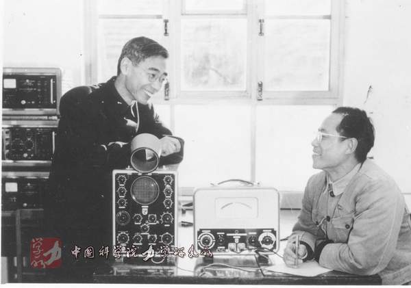 资料图:1956年郭永怀与郑哲敏亲切交流.