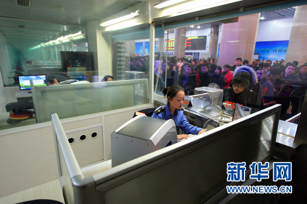 1月17日，在北京西站北售票厅，购票和取票的旅客排起长队。新华网记者 杨理光摄