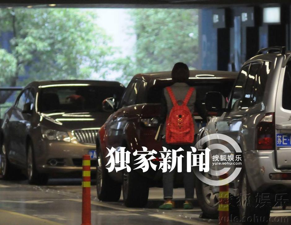 朱丹素颜现身机场无人识 自驾豪车回家(高清组图)