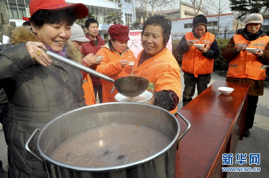 农历腊八节:各地制作腊八粥 感受祖国传统文化