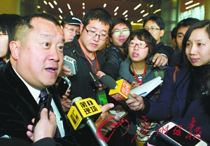广州市政协十二届二次会议开幕前，委员曾志伟接受媒体采访。记者庄小龙 摄