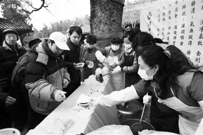 昨日，市民在潭柘寺领取腊八粥。新京报实习生 翟超 摄
