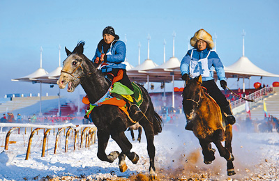 1月19日,内蒙古锡林郭勒盟举行银色草原那达慕,当地牧民参加了搏克