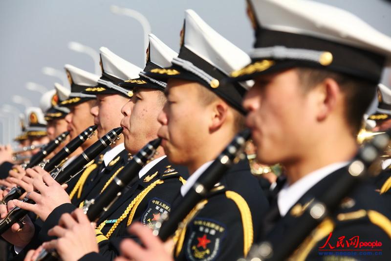 人民网舟山1月20日电 历时201天,航程12449海里,在圆满完成亚丁湾、索马里海域护航任务以及访问澳大利亚、越南两国后,海军第十二批护航编队于19日上午顺利返回浙江舟山某军港。 海军和东海舰队在码头举行了隆重的欢迎仪式。上午10时许,编队益阳舰、常州舰、千岛湖舰在雄壮的军乐声中徐徐驶抵码头。海军副政委王兆海代表中央军委委员、海军司令员吴胜利,海军政委刘晓江向护航编队全体官兵表示热烈欢迎和诚挚问候。 第十二批护航编队续写了海军亚丁湾索马里海域护航的新辉煌,圆满完成了46批204艘中