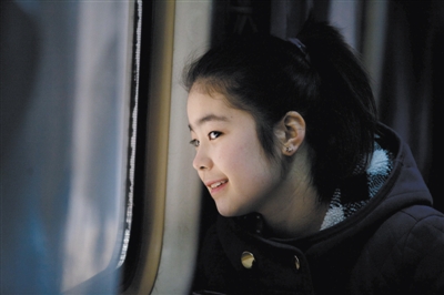 关门上锁缓缓启动 北京地区首趟学生列车