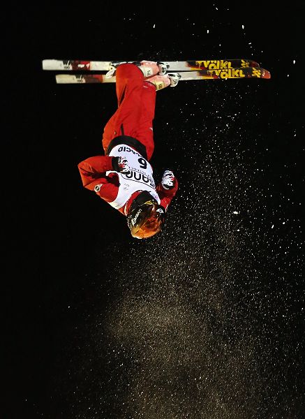 图文:自由式滑雪世界杯美国站 张鑫在比赛中
