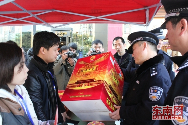 福州警方开展烟花爆竹燃放安全集中宣传日活动