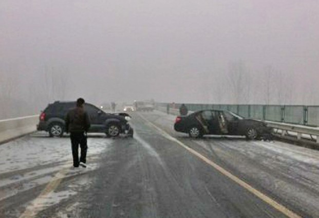 河南发道路结冰黄色预警 郑尧高速十几辆车连环撞(图)