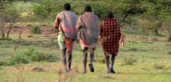 《人类星球》实拍 3名非洲土著人狮口夺食得手