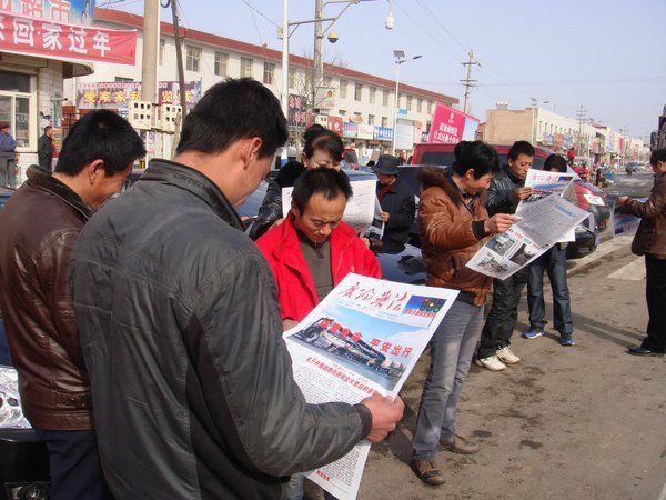 《庆阳普法》道路交通安全特刊受群众热捧(组