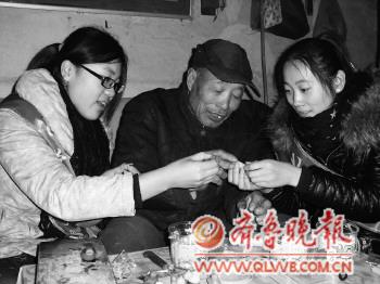 1月21日,春节临近,聊城大学化学化工学院的几名大学生来到东昌府区马