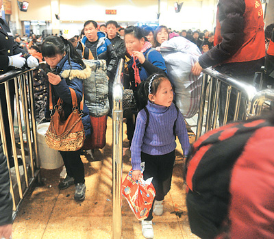 一月二十日晚，杭州至重庆北的L773次列车的旅客通过检票口验票登车。 新华社记者 黄宗治摄
