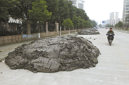 三大坨烂泥被倾倒在居民区 城管:马上组织清理(图)