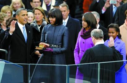 奥巴马在家人的陪伴下宣誓就职