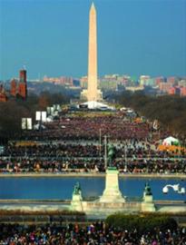 数十万民众聚集在华盛顿观礼