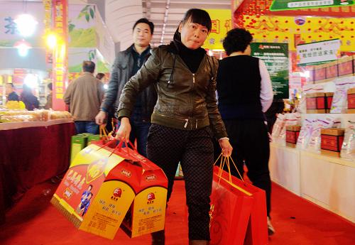 1月22日,南宁市民在年货市场置办年货.新华社记者 张爱林 摄