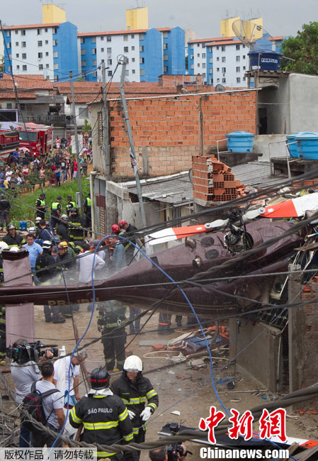 巴西圣保罗一直升机在居民区坠毁(组图)