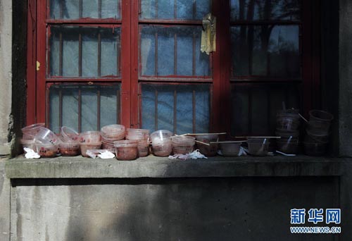 1月19日，杭州市，腊八节，免费派发腊八粥点，成千上万的游客和市民排队取粥。取完了粥，许多人选择马上就喝，喝完之后，一次性的碗筷随地丢弃，现场一片狼藉。