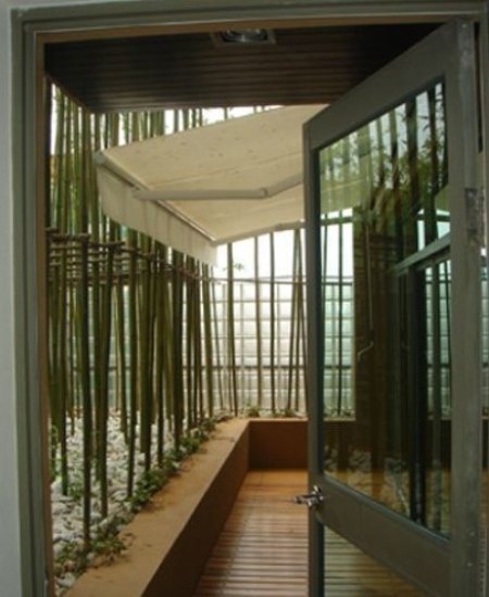 入户花园走廊整个采用竹子来装饰,地面采用防腐木,整个给人返璞归真的
