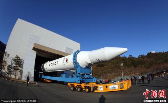 当地时间2012年11月27日，韩国首枚自主研制运载火箭“罗老”号KSVl-I被运往全罗南道高兴郡罗老宇航中心。CFP视觉中国
