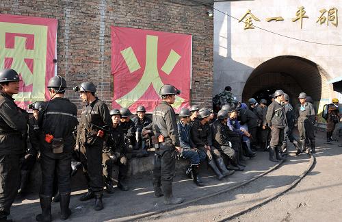 1月23日，救援队员在事发矿井口等待下井参加救援。新华社记者 杨楹 摄