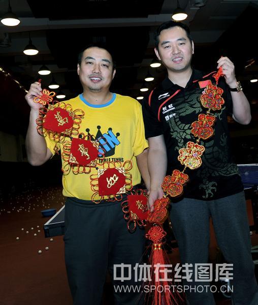 图文:中国乒乓球队拜年照 两位国家队教练