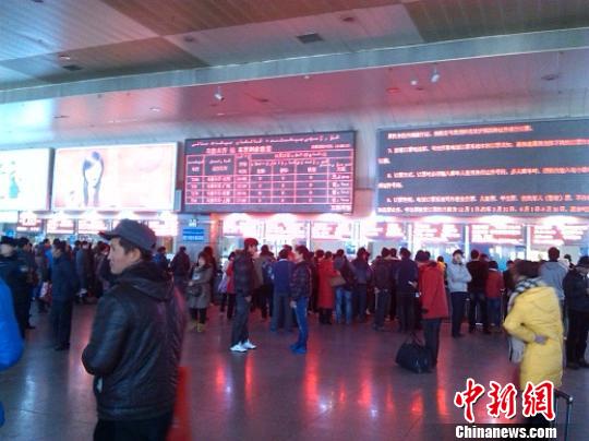 新疆乌鲁木齐南站售票大厅人数比往年同期有明显减少。 杨�� 摄