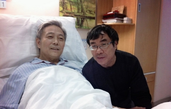 图为邓正来与周国平。邓正来入院后,好友周国平从北京赶到上海,在医院陪了他5天。