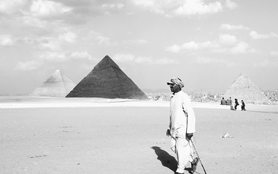 埃及旅游因形势不稳而遭霜打，昔日熙熙攘攘的金字塔前如今游人稀少。记者　黄培昭摄