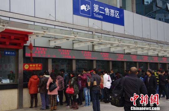 图为旅客在贵阳火车站增开的第二售票区前排队购票。 曾哲扬 摄