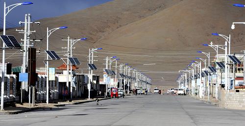 新成立的西藏双湖县城一条马路(1月7日摄).新华社记者 觉果 摄