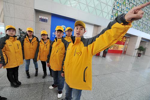 1月25日，在宁夏银川火车站，春运志愿者队长秦瑞甬（右）在向几位志愿者分配服务地点和服务内容。新华社记者 彭昭之 摄