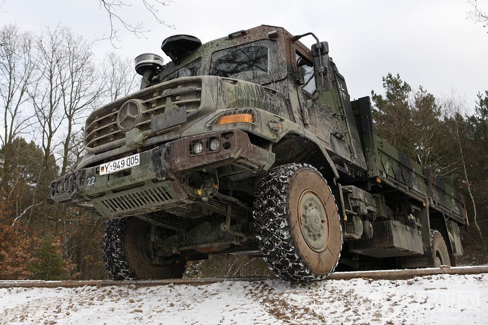 梅赛德斯-奔驰zetros1833a4×4军用卡车
