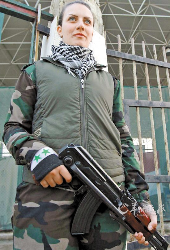 身着军服、手持卡拉什尼科夫冲锋枪的女兵。