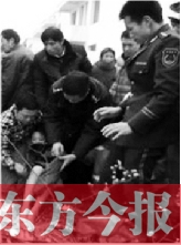 俩民警冰河中救出落水男孩(组图)