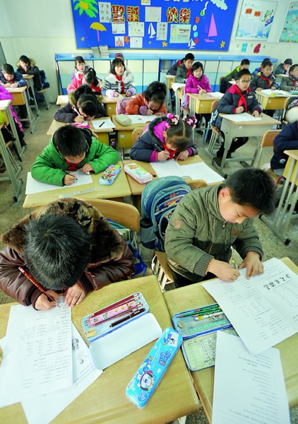 学校在减负 家长别增压 免考的孩子没能逃过做试卷这一关(组图)