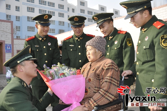 武警新疆边防总队南疆指挥部官兵慰问孤寡老人(组图)