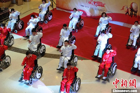 1月26日，河北石家庄残疾人士表演精彩的“轮椅太极拳”，以迎接新年的到来。他们借助轮椅舞动自己，表达了对生活乐观的态度和顽强自信的精神。中新社发 翟羽佳 摄