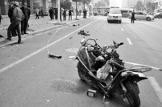 黄山路昨晨发生一宗交通事故; 一摩托车女骑士被撞身亡(图)_红媒网