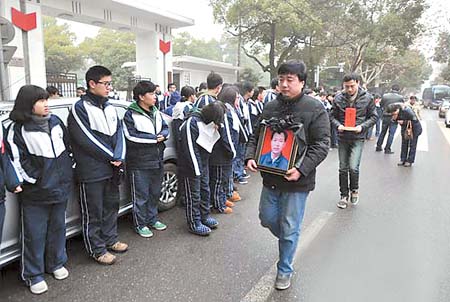 1月25日,长沙市附近的报刊亭,不少学生前来为蔡爷爷送行.