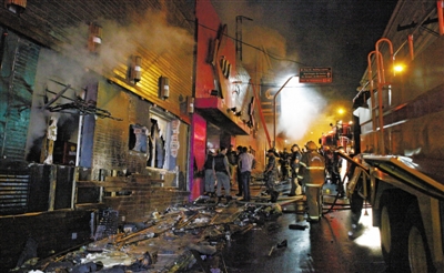 27日凌晨，巴西南里奥格兰德州圣玛丽亚市一家夜总会突发大火，造成至少245人死亡。图为消防人员正在现场灭火救援。