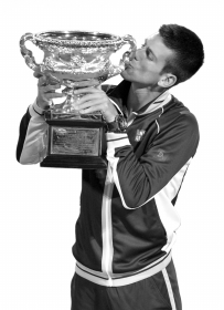 当地时间1月27日，墨尔本，德约科维奇亲吻奖杯。他以3比1击败穆雷，夺得2013年澳网男单冠军。图/IC