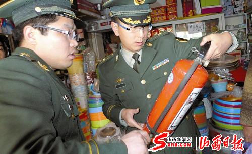 古县消防大队执法人员在烟花爆竹销售店检查灭