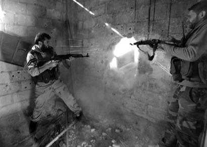 1月26日，在叙利亚大马士革市郊，反对派武装与政府军交火。