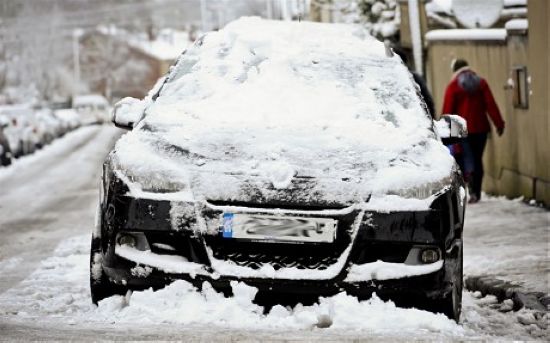 及时清理车顶积雪可降低事故风险(图)
